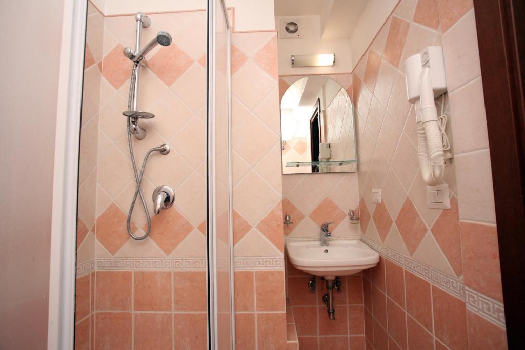 Tiburtina Guesthouse โรม ภายนอก รูปภาพ